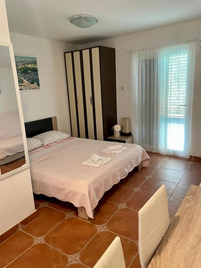Studio Apartmani Kremic Karlobag Buitenkant foto
