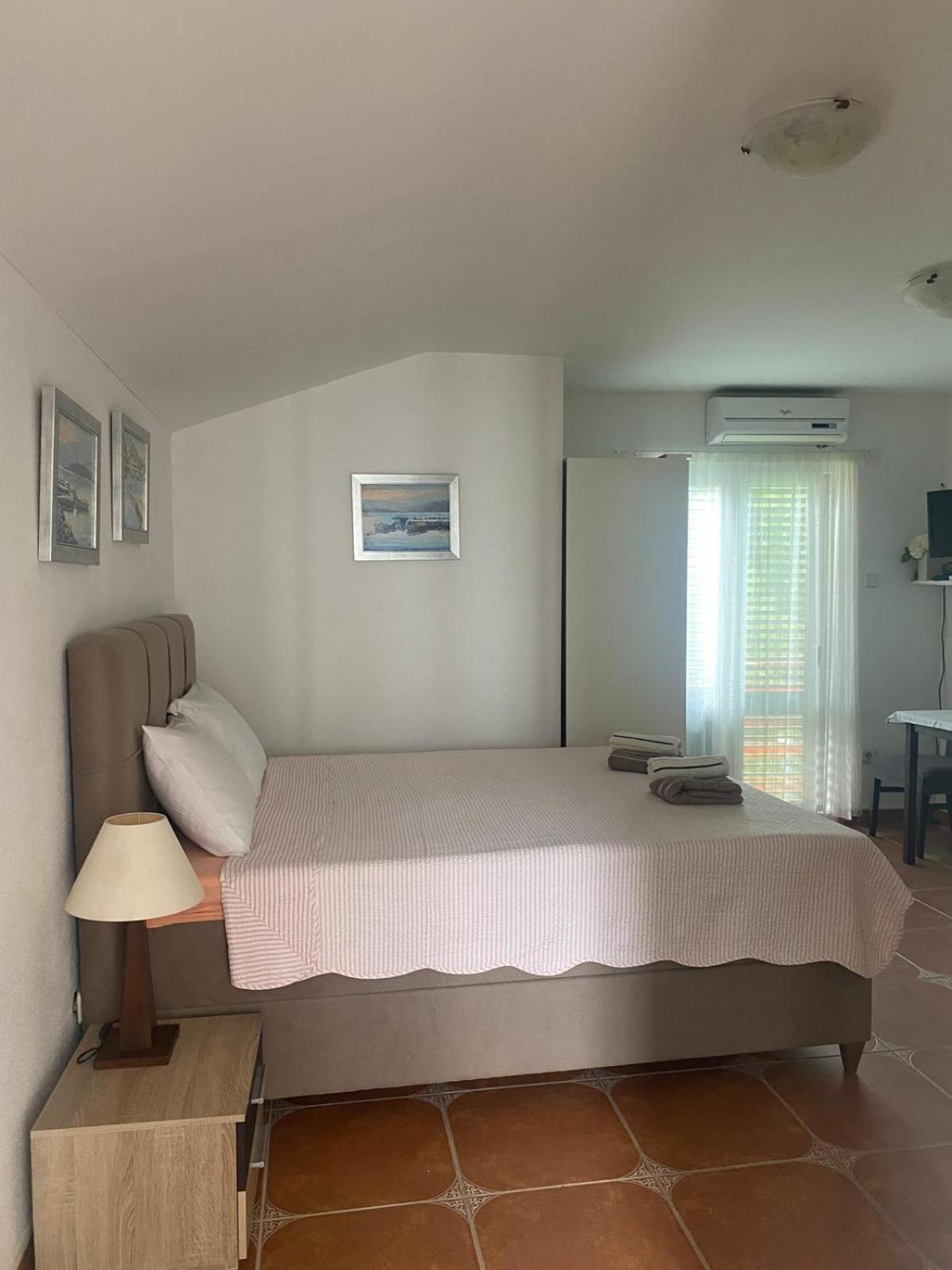 Studio Apartmani Kremic Karlobag Buitenkant foto